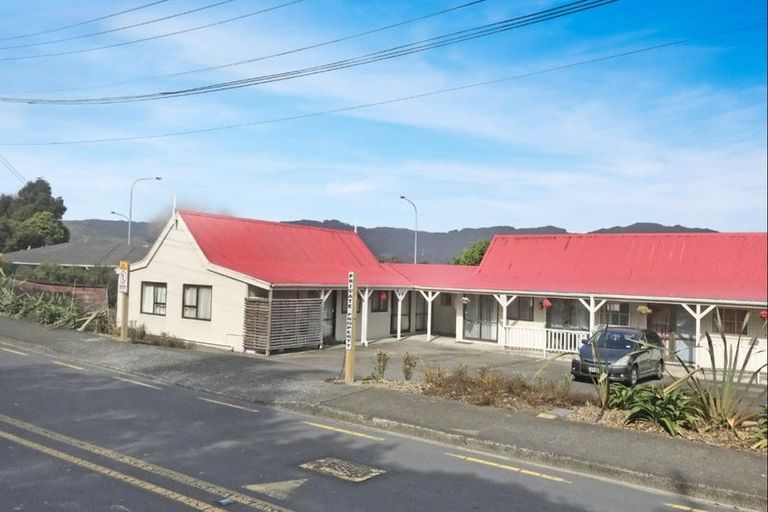 Photo of property in 252 Grounsell Crescent, Belmont, Lower Hutt, 5010