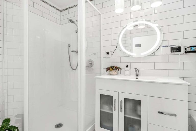 Photo of property in 52 Riverton Drive, Randwick Park, Auckland, 2105