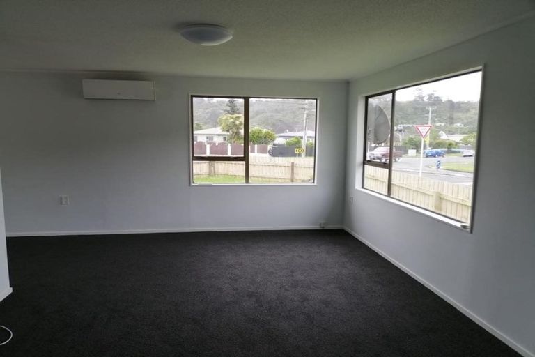 Photo of property in 35 Glen Road, Stokes Valley, Lower Hutt, 5019
