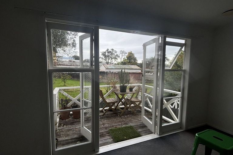 Photo of property in 2/10 William Bond Street, Stanley Point, Auckland, 0624