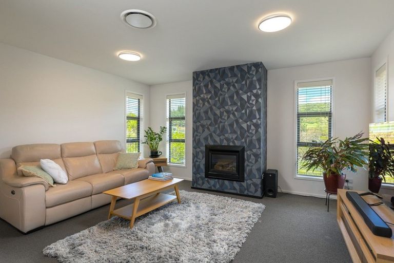 Photo of property in 27 Glentui Place, Waikawa, Picton, 7220
