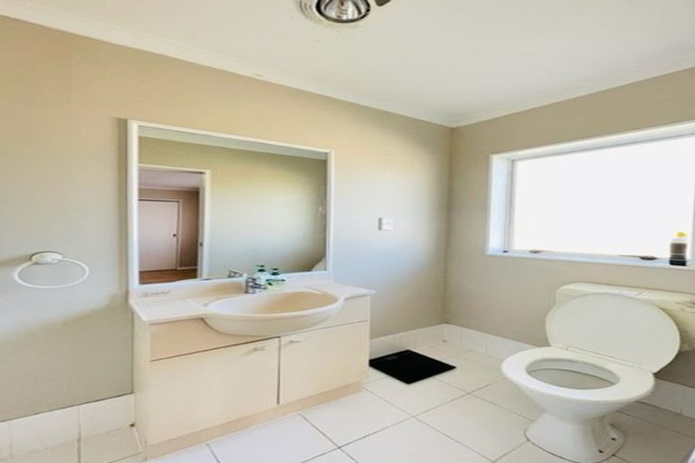 Photo of property in 15 Newbegin Place, Weymouth, Auckland, 2103