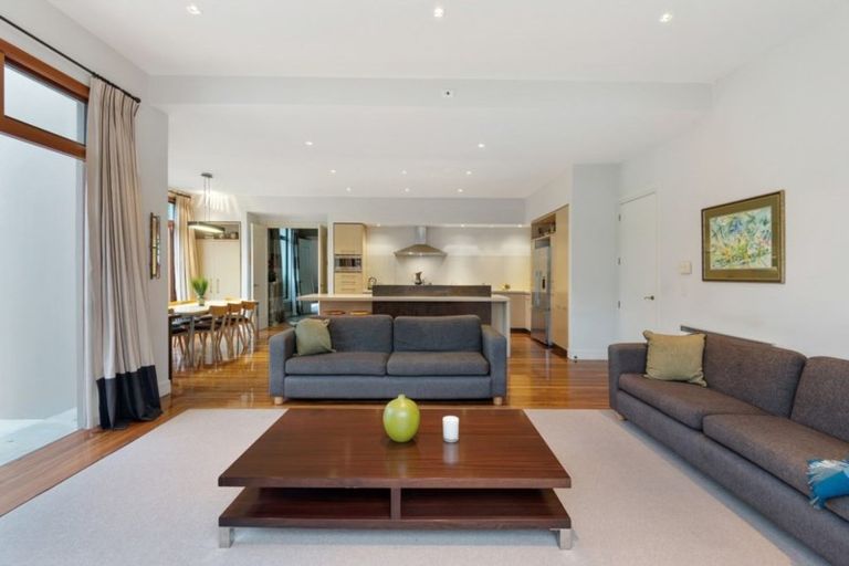 Photo of property in 118 Straven Road, Fendalton, Christchurch, 8014