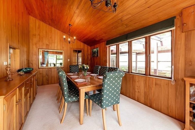 Photo of property in 8 Harrybrook Road, Green Bay, Auckland, 0604