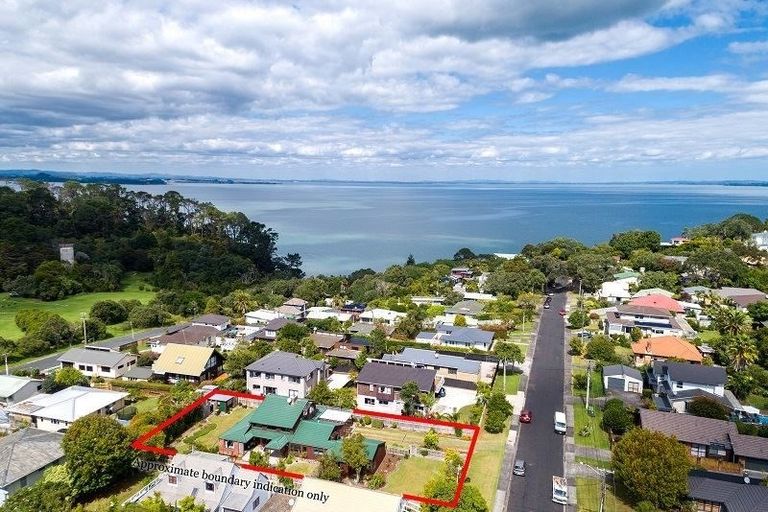 Photo of property in 8 Harrybrook Road, Green Bay, Auckland, 0604