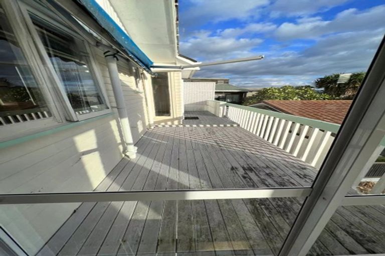 Photo of property in 1/520 Beach Road, Murrays Bay, Auckland, 0630