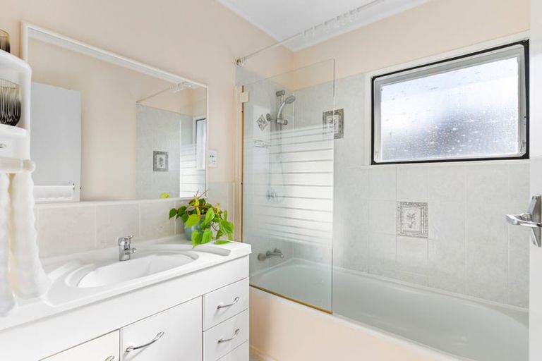 Photo of property in 20 Arosa Place, Forrest Hill, Auckland, 0620