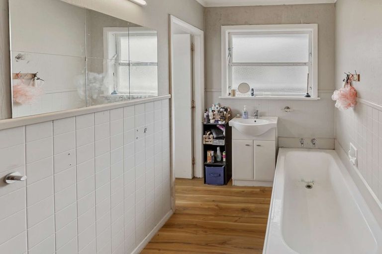 Photo of property in 18 Clyde Street, Levin, 5510