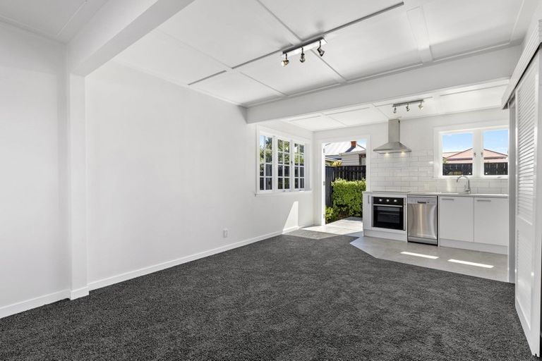 Photo of property in 5a Roslyn Terrace, Stanley Point, Auckland, 0624