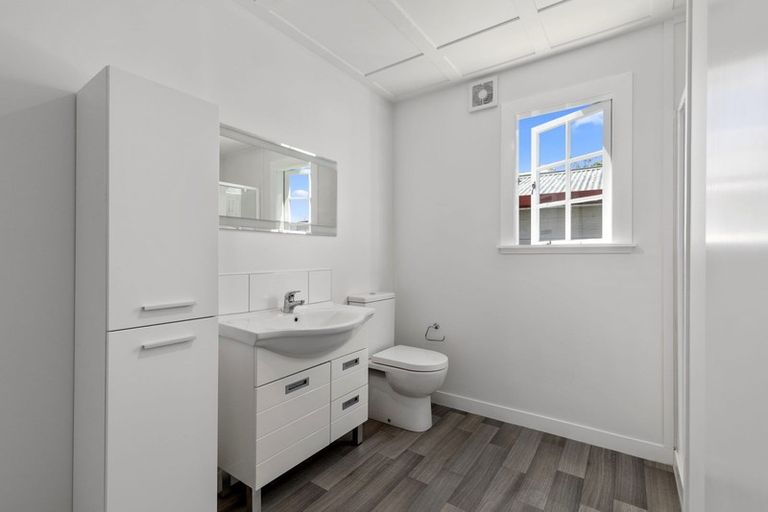 Photo of property in 5a Roslyn Terrace, Stanley Point, Auckland, 0624