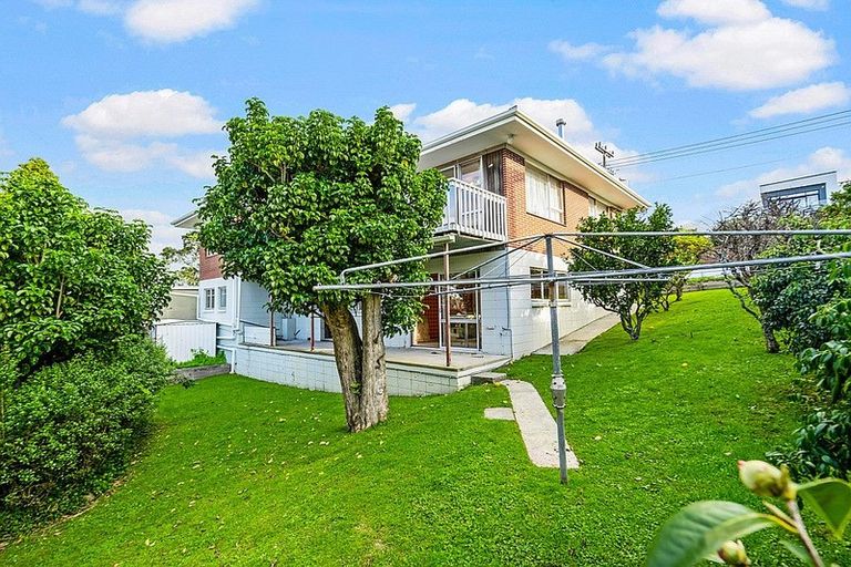 Photo of property in 26 Masterton Road, Rothesay Bay, Auckland, 0630