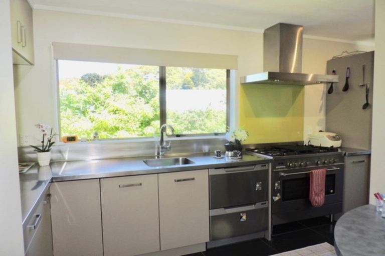 Photo of property in 86 Larsen Crescent, Tawa, Wellington, 5028