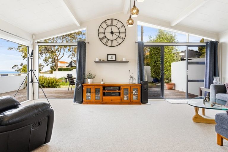 Photo of property in 1/89 Knights Road, Rothesay Bay, Auckland, 0630