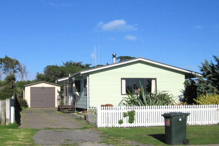 Photo of property in 25 Kiharoa Street, Otaki Beach, Otaki, 5512
