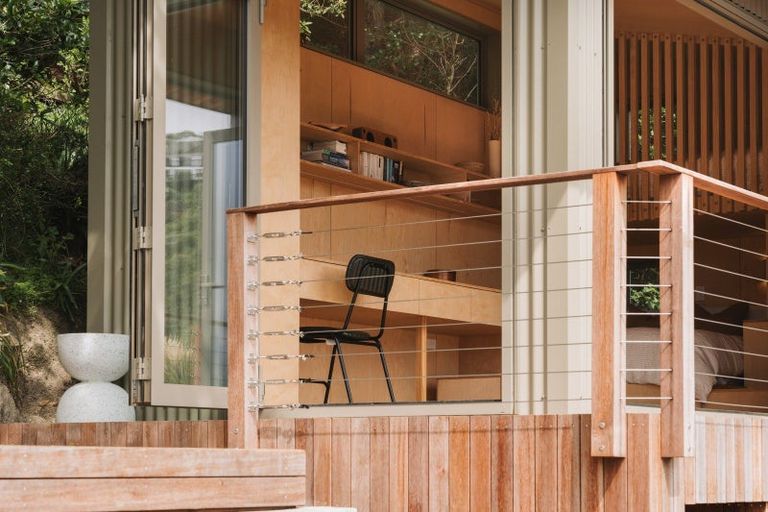 Photo of property in 118 Sutherland Road, Melrose, Wellington, 6023