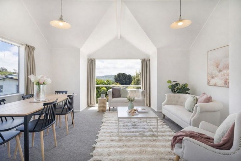 Photo of property in 5 Pimlico Place, Newlands, Wellington, 6037