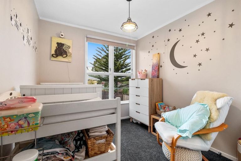 Photo of property in 1/24 Lysander Crescent, Beach Haven, Auckland, 0626