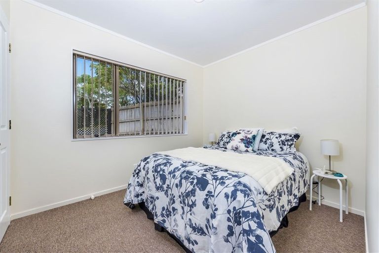 Photo of property in 28 Ginders Drive, Massey, Auckland, 0614