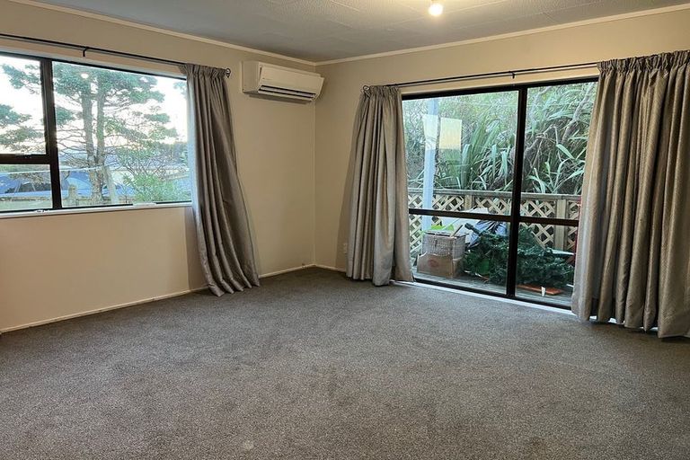 Photo of property in 26a Cheltenham Terrace, Newlands, Wellington, 6037