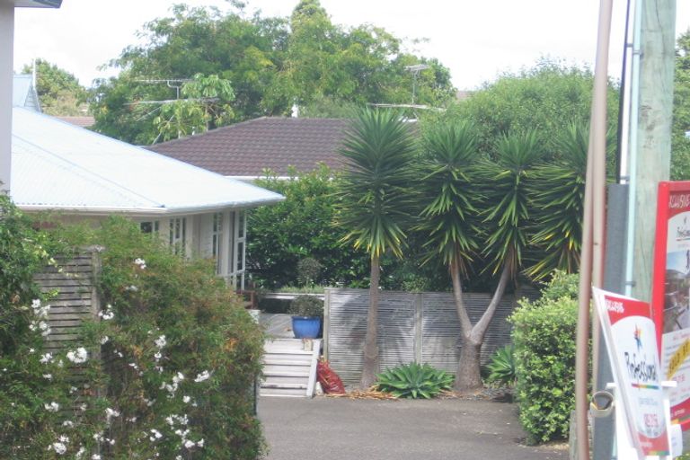 Photo of property in 2/8a Belmont Terrace, Milford, Auckland, 0620