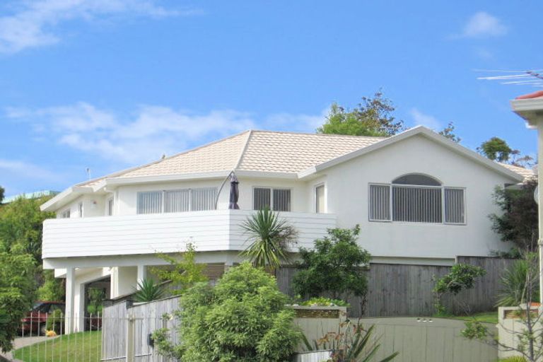 Photo of property in 18 Margaret Henry Crescent, Oteha, Auckland, 0632