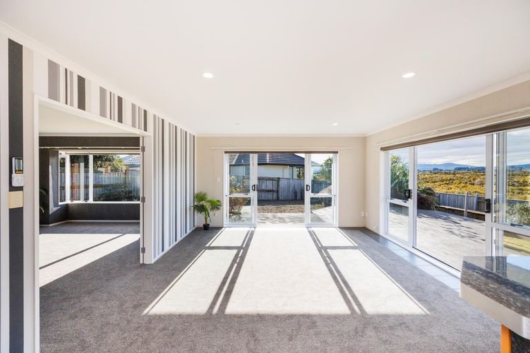 Photo of property in 20 Johnstone Drive, Fitzherbert, Palmerston North, 4410