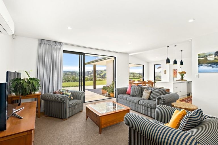 Photo of property in 16 Tamahunga Drive, Matakana, Warkworth, 0985