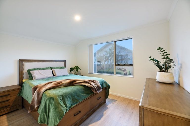 Photo of property in 8 Woodbank Drive, Glen Eden, Auckland, 0602