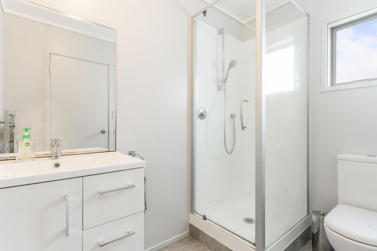 Photo of property in 2/29 Sealy Road, Torbay, Auckland, 0630