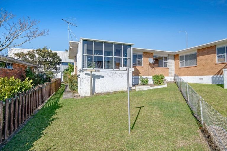 Photo of property in 2/2 Tower Hill, Stanmore Bay, Whangaparaoa, 0930