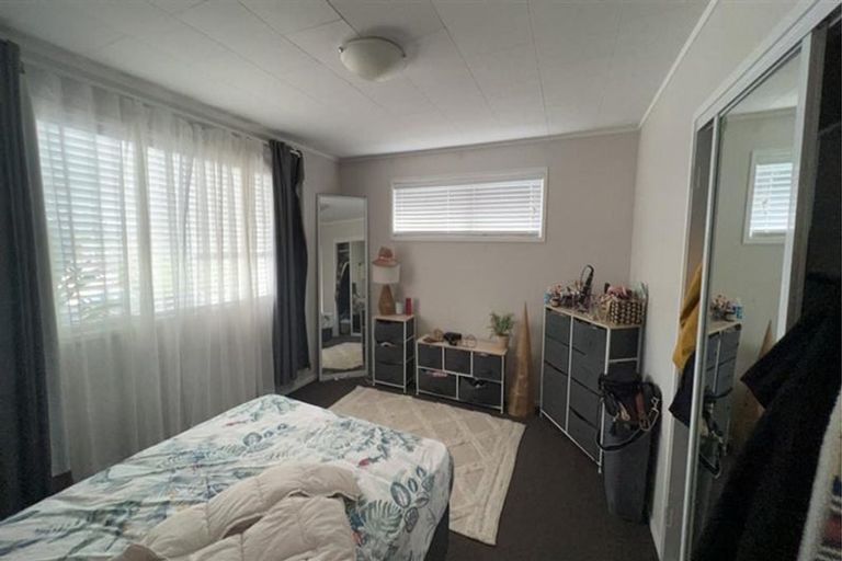 Photo of property in 4 Pahi Place, West Harbour, Auckland, 0618