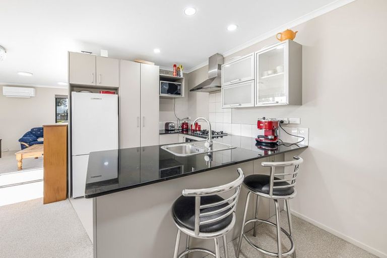 Photo of property in 2 Anna Lane, Glen Eden, Auckland, 0602