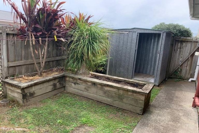 Photo of property in 2/5 Sylvan Crescent, Te Atatu South, Auckland, 0610