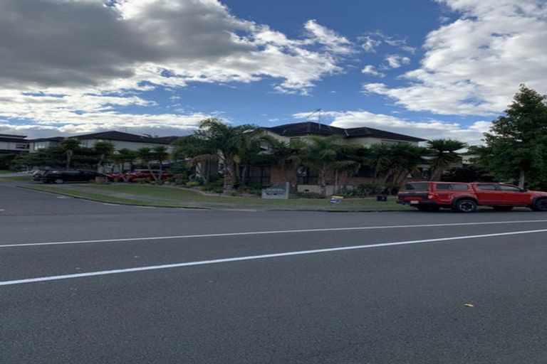 Photo of property in 1 Seresin Crescent, Flat Bush, Auckland, 2016