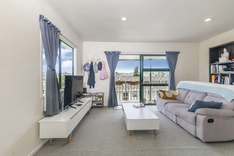 Photo of property in 10 Totaravale Drive, Totara Vale, Auckland, 0629