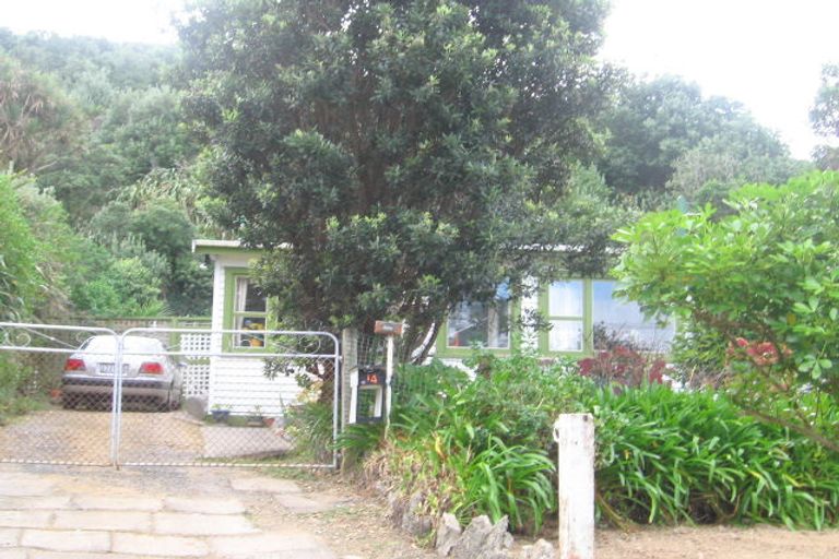 Photo of property in 14 Cave Road, Houghton Bay, Wellington, 6023