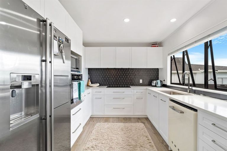 Photo of property in 52 Waiora Road, Stanmore Bay, Whangaparaoa, 0932