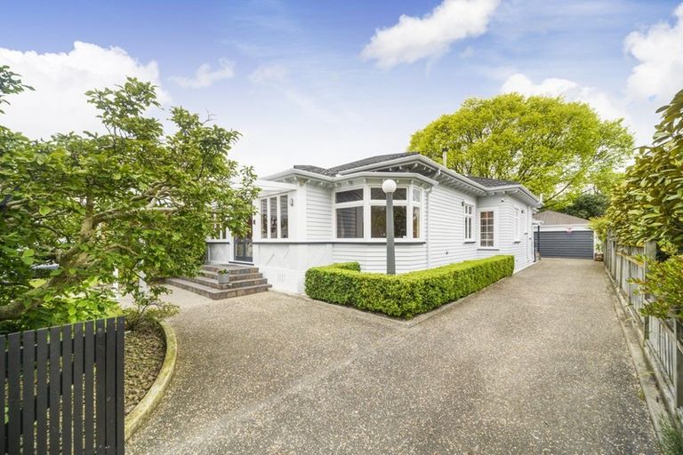 Photo of property in 16 Manapouri Crescent, Hokowhitu, Palmerston North, 4410
