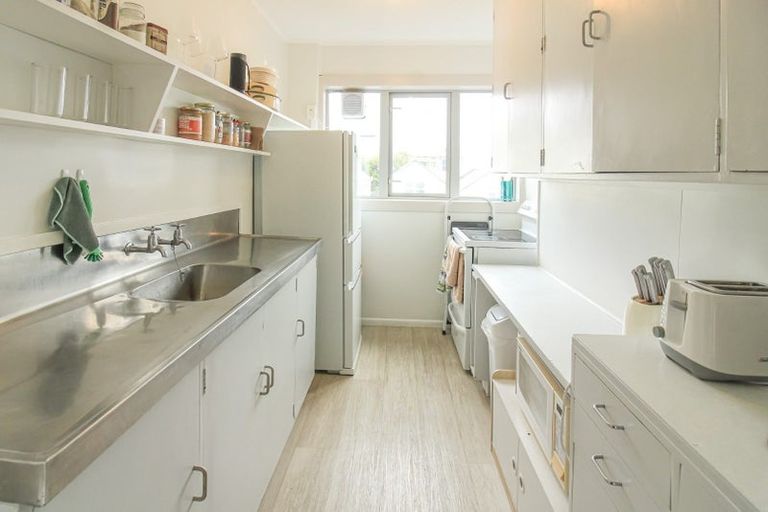 Photo of property in Victoria Court, 11/4 Queen Street, Mount Victoria, Wellington, 6011