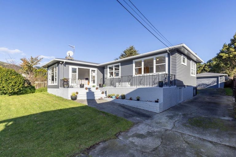 Photo of property in 34 Kaitawa Crescent, Paraparaumu, 5032