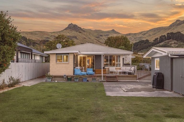Photo of property in 6 Laing Crescent, Heathcote Valley, Christchurch, 8022
