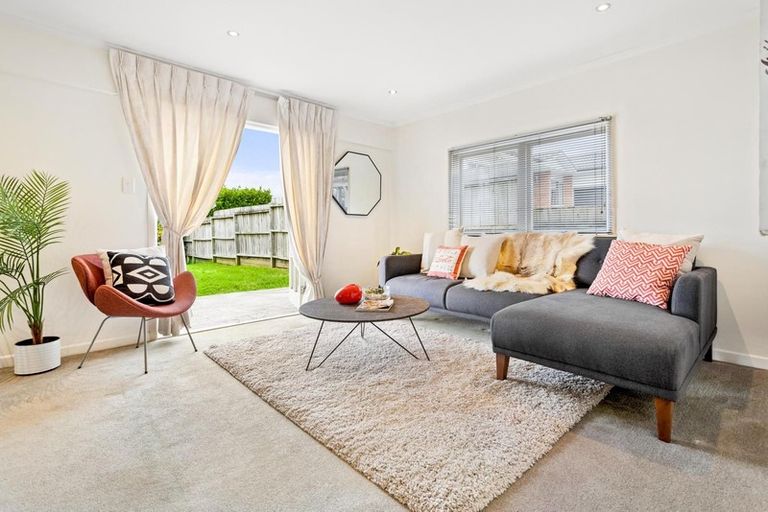 Photo of property in 11 Jenelin Road, Glendene, Auckland, 0602