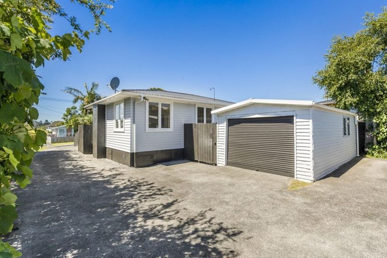 Photo of property in 48 Longburn Road, Henderson, Auckland, 0610