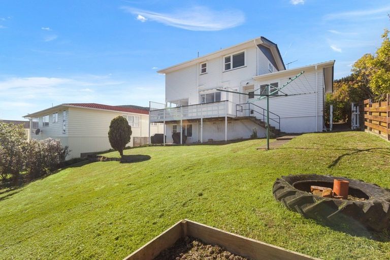 Photo of property in 12 Lupin Terrace, Tawa, Wellington, 5028
