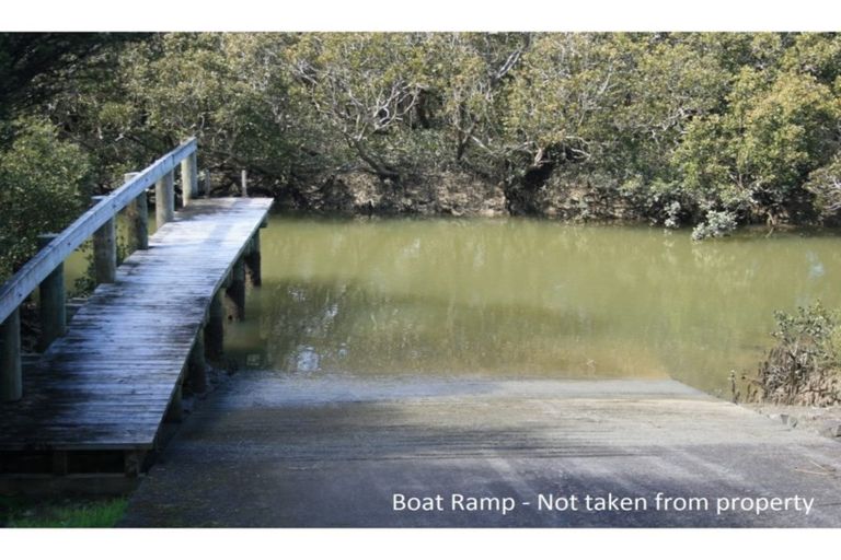 Photo of property in 7 Kaipara Lake Road, South Head, Helensville, 0874