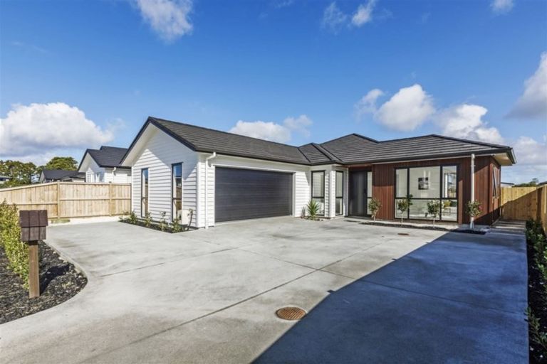 Photo of property in 11 Len Ireland Drive, Kumeu, 0810
