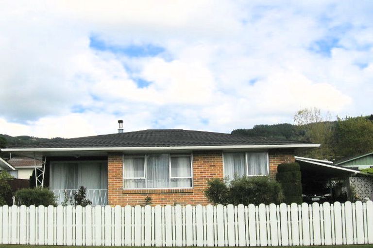 Photo of property in 1 Sunbrae Drive, Silverstream, Upper Hutt, 5019