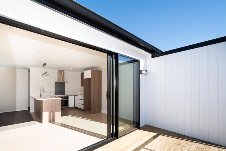 Photo of property in 2/65 College Road, Northcote, Auckland, 0627