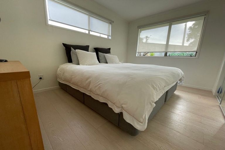 Photo of property in 2 Trias Road, Totara Vale, Auckland, 0629