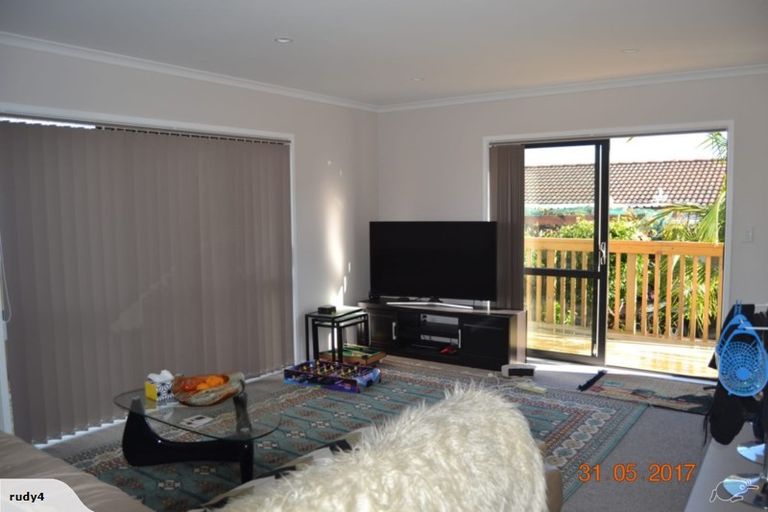 Photo of property in 9 Edgware Road, West Harbour, Auckland, 0618